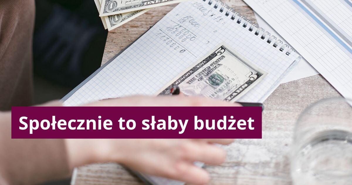 Dłoń nad notesem w kratkę z odręcznymi wyliczeniami i banknotem pięciodolarowym, a na pierwszym planie bordowy box z tytułem „Społecznie to słaby budżet”.