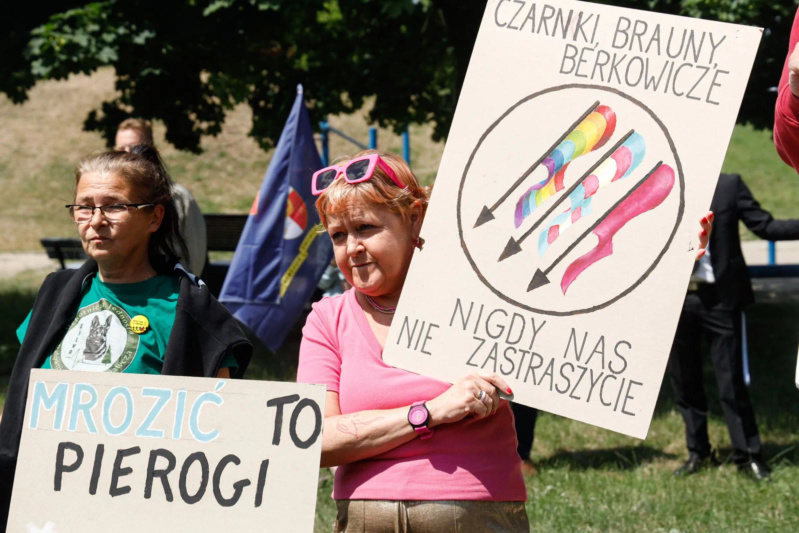 Uczestniczki pikniku z tabliczkami, na jednej hasło „Nigdy nas nie zastraszycie”