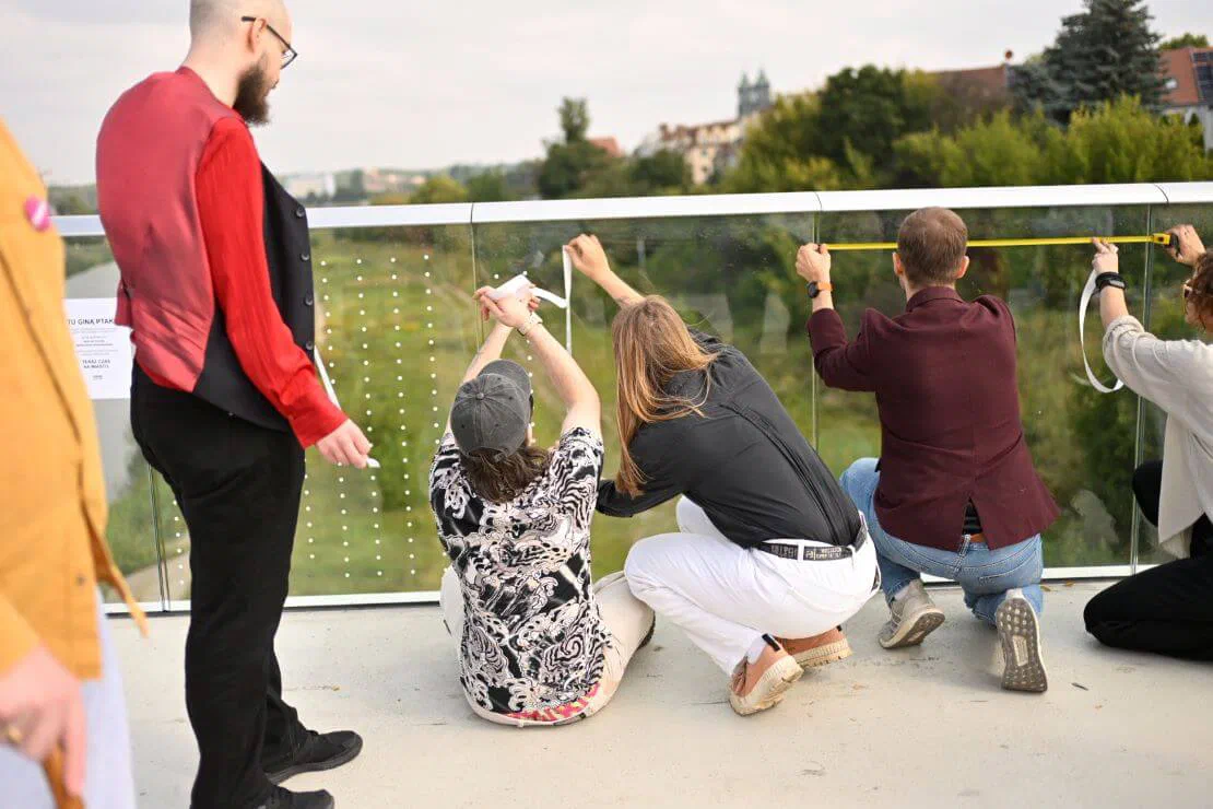 Razem Poznań instaluje naklejki na Mostach Berdychowskich
