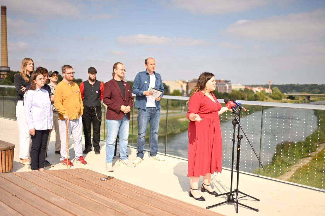 Anna Pieciul, radna Osiedla Wilda podczas konferencji Razem Poznań na Mostach Berdychowskich prezentuje rozwiązanie problemu kolizji ptaków z barierkami
