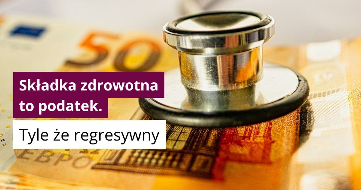 Chromowana głowica stetoskopu leżąca na banknocie 50 euro, a w rogu bordowy box z tytułem „Składka zdrowotna to podatek” i podtytułem „Tyle że regresywny”.